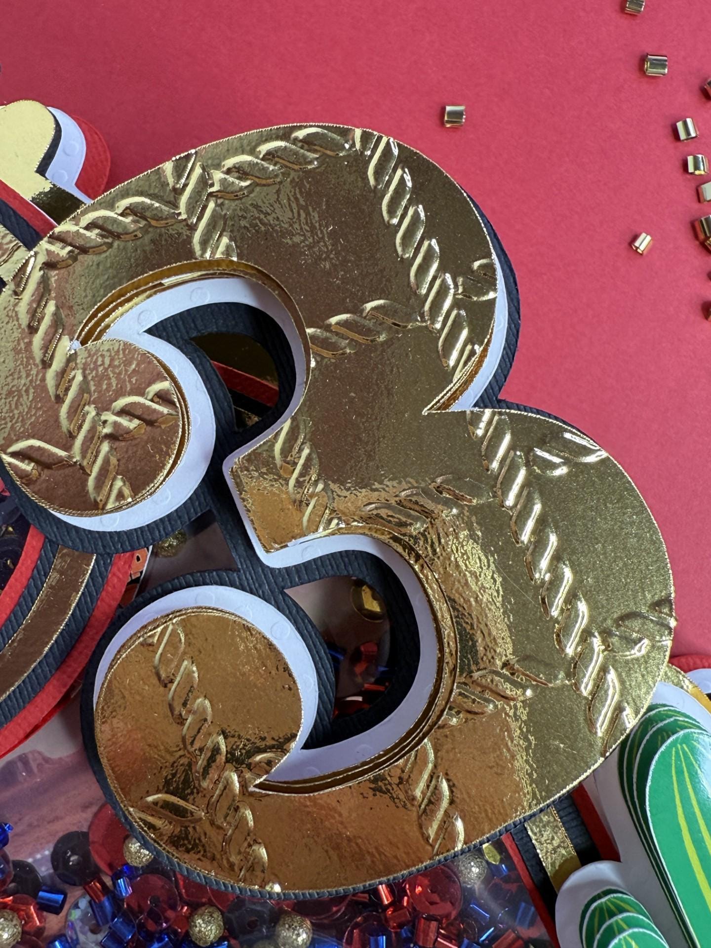 Adorno para tarta de Rayo McQueen: Decoración para fiesta de cumpleaños de Cars con confeti y luces LED