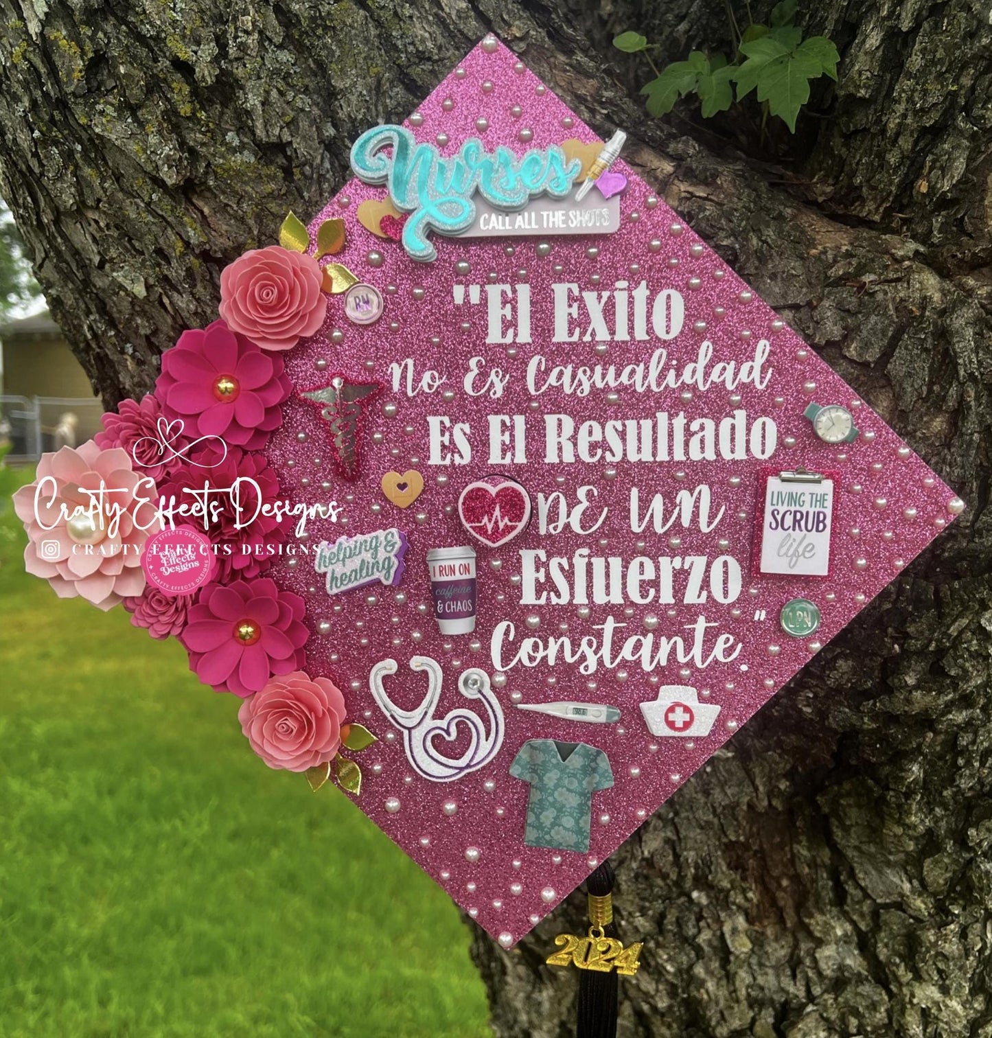 Adorno personalizado para birrete de graduación: Brillantina, flores, perlas - Diseño para enfermeras