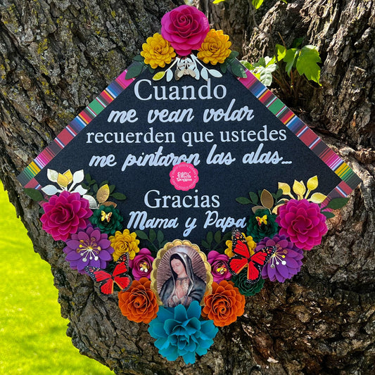 Adorno personalizado para birrete de graduación: Brillantina, flores, Virgen de Guadalupe