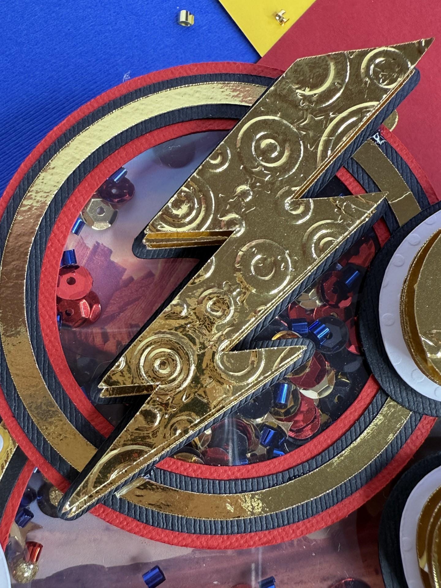 Adorno para tarta de Rayo McQueen: Decoración para fiesta de cumpleaños de Cars con confeti y luces LED