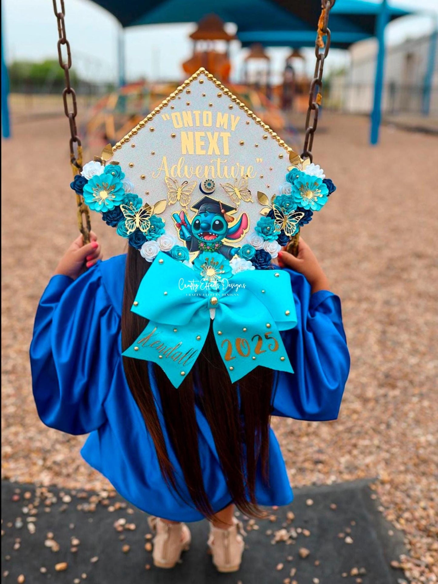 Adorno para birrete de graduación infantil: Birrete decorado a medida con flores y perlas