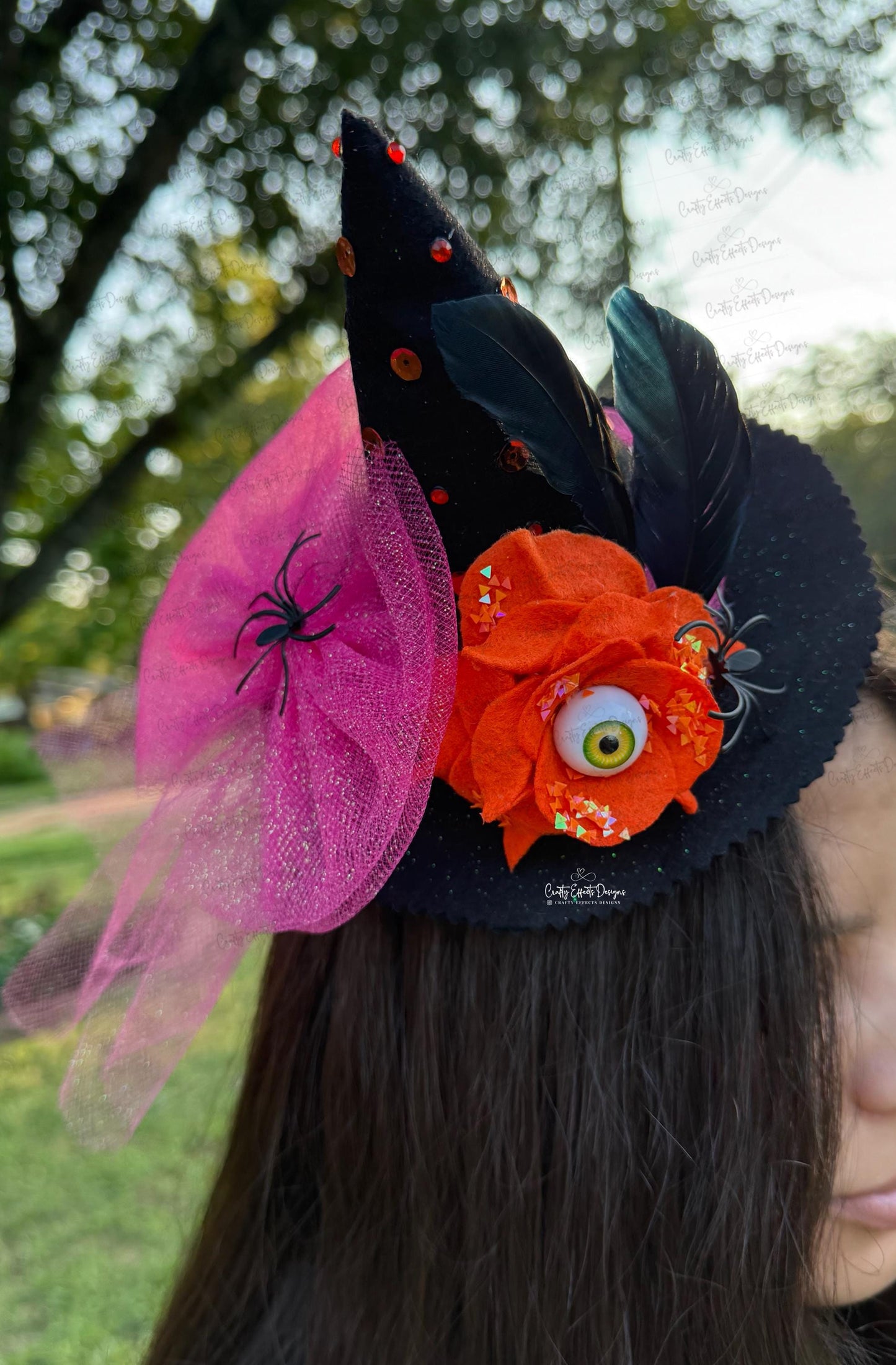 Diadema de fieltro con forma de sombrero de bruja: Disfraz de Halloween con escoba y arañas
