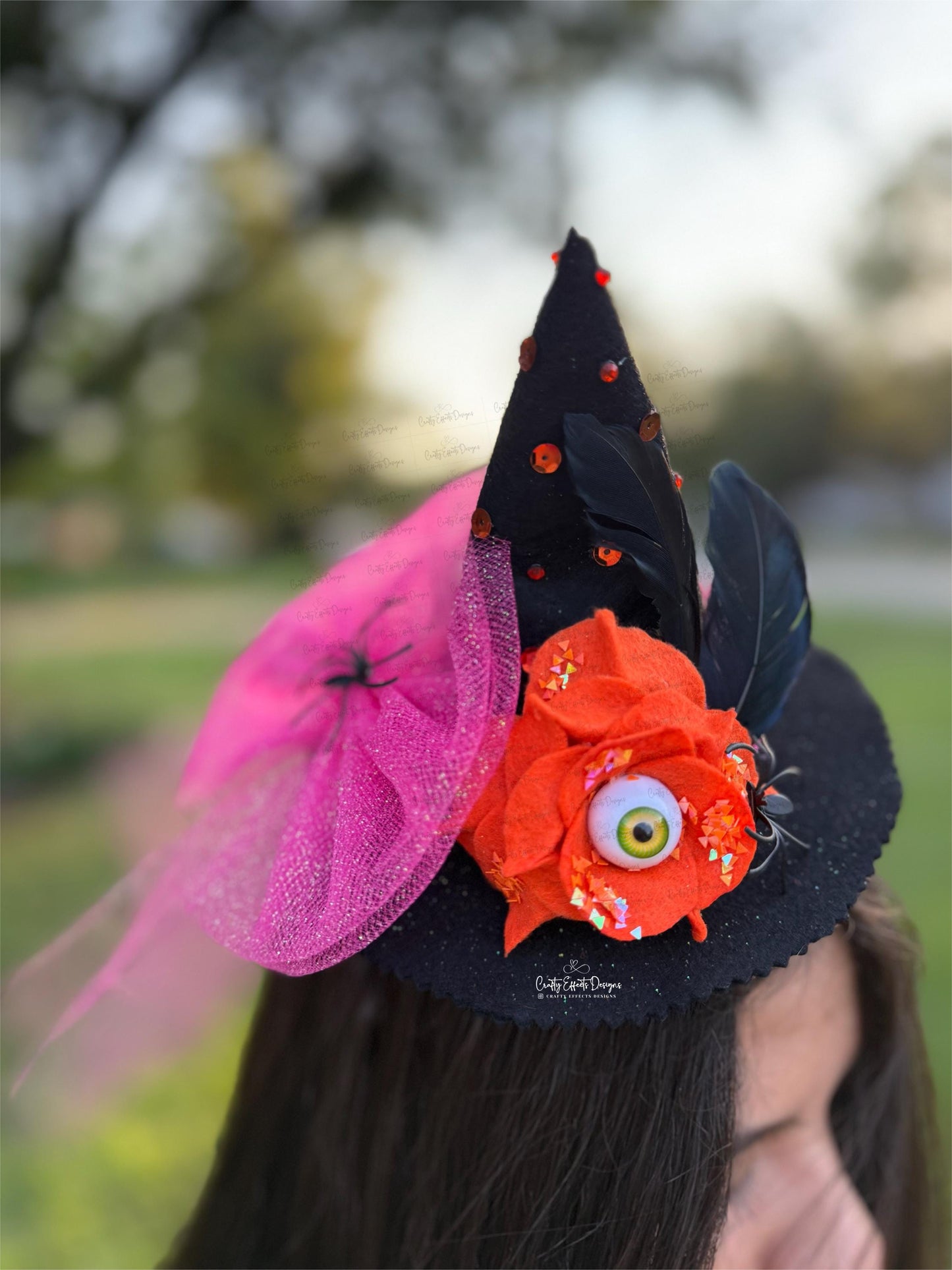 Diadema de fieltro con forma de sombrero de bruja: Disfraz de Halloween con escoba y arañas